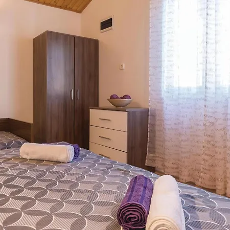 Apartment 1 Bedroom Beautiful In Fazana
