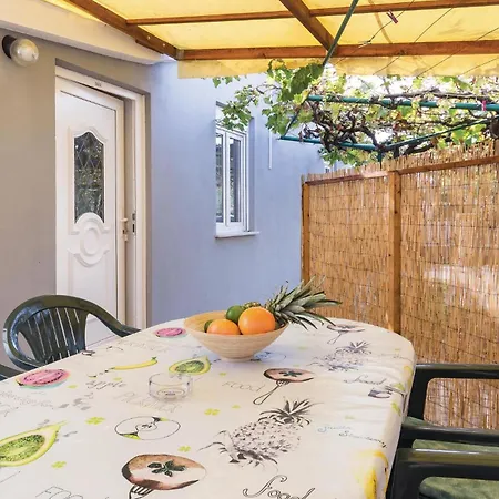 1 Bedroom Beautiful In Fazana