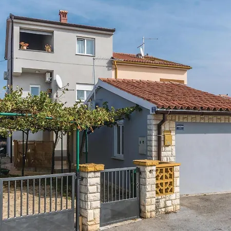 Apartment 1 Bedroom Beautiful In Fazana