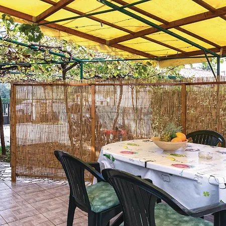 1 Bedroom Beautiful In Fazana
